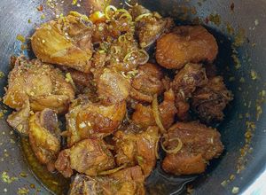 Hình của món Gà kho sả ớt.