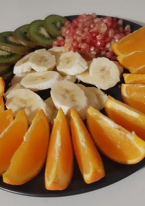 Une photo de Assiette de fruits frais coupés 🍴