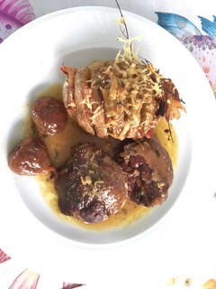 Una foto de Carrilladas de cerdo 🐷 con thermomix y patatas nuevas hasselback