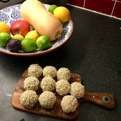 A picture of Arancini ai formaggi - deep-fried, risotto balls with melting cheese middle.