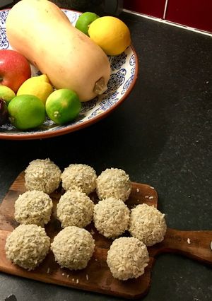 A picture of Arancini ai formaggi - deep-fried, risotto balls with melting cheese middle.
