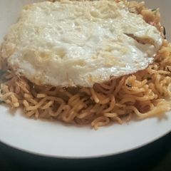 A picture of Fried noodules and egg.