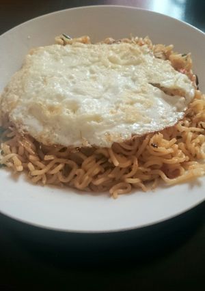 A picture of Fried noodules and egg.