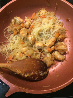 Una foto de Noodles de salmón y gambas