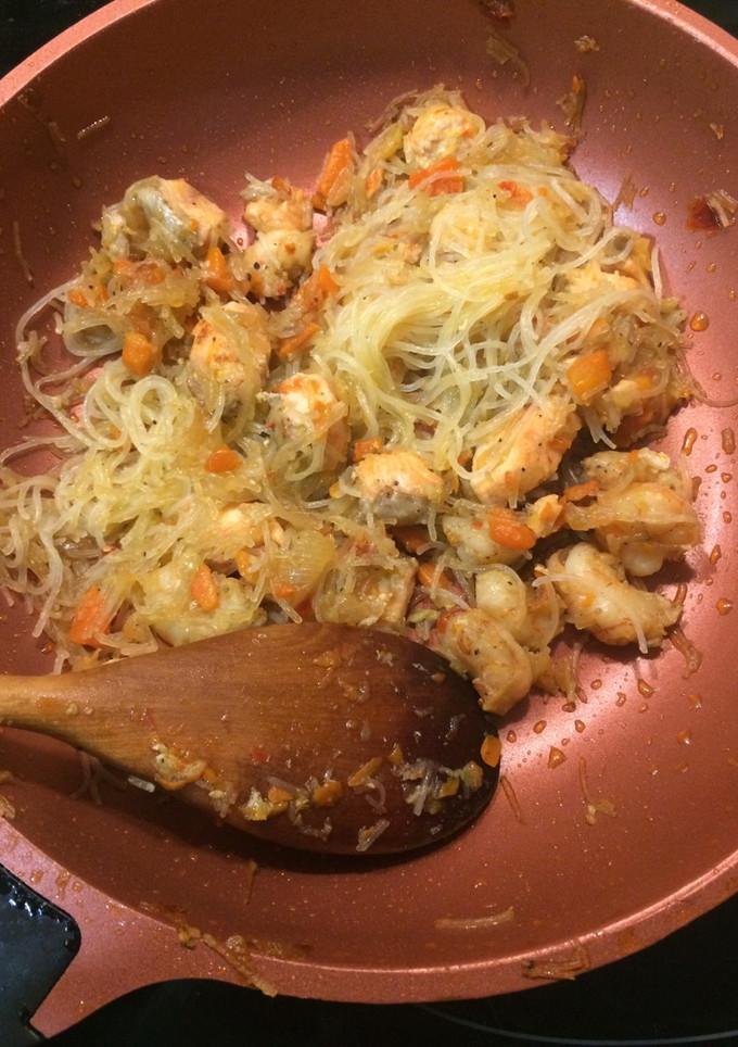 Una foto de Noodles de salmón y gambas
