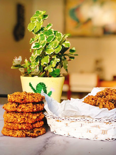 Una foto de Cookies saludables de avena, nueces, pasas, manzana y canela