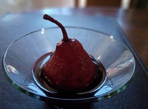 Una foto de Peras al vino tinto