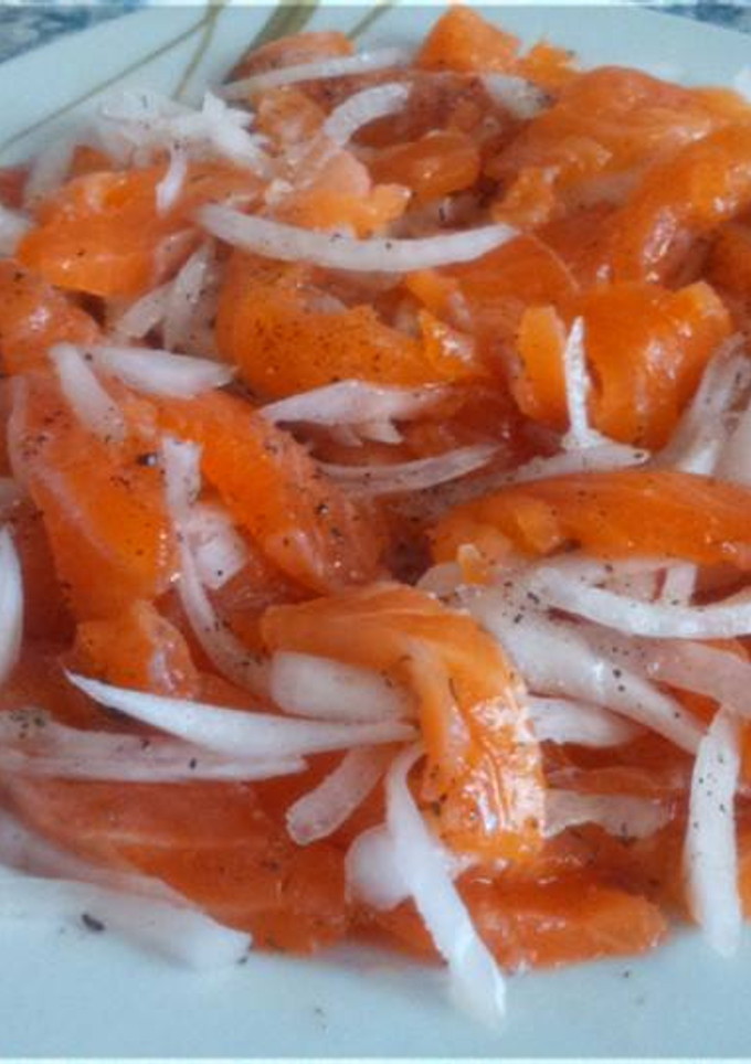 Una foto de Salmón marinado casero, aliñado con cebollita. Muy refrescante