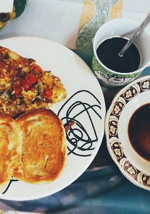 Una foto de Tortilla de champiñones con tomate
