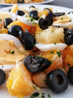 Una foto de Ensalada de garbanzos con naranja, huevo y bacalao