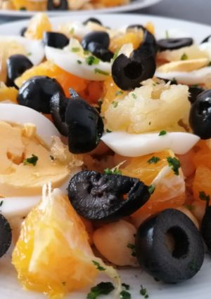 Una foto de Ensalada de garbanzos con naranja, huevo y bacalao