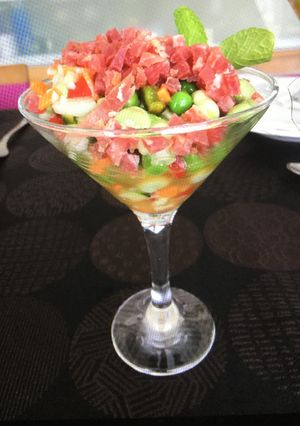 Una foto de Copa de habas baby con verduritas y jamón ibérico