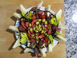 Ensalada de perdiz roja y verde, tomate óptima y olivas ciezanas
