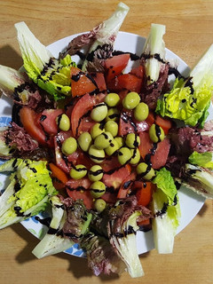 Una foto de Ensalada de perdiz roja y verde, tomate óptima y olivas ciezanas