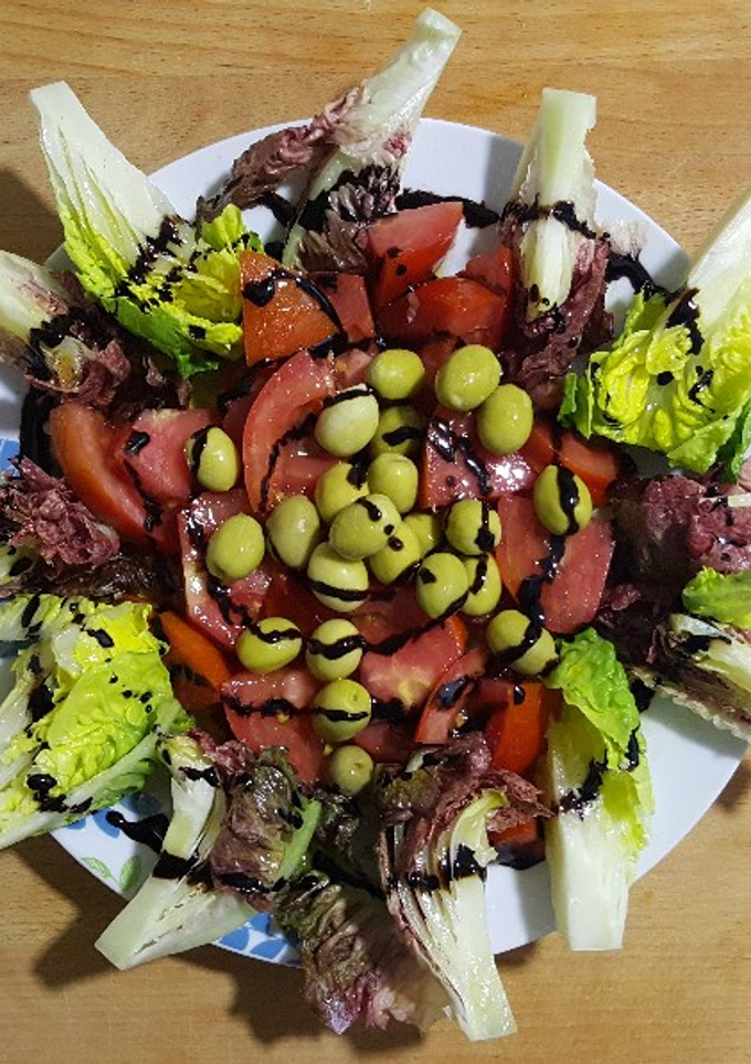 Una foto de Ensalada de perdiz roja y verde, tomate óptima y olivas ciezanas