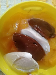 Una foto de Postre durazno🍑 dulce de leche. Fácil, Rápido y rico👌
