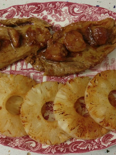Una foto de Solomillo al ajo con piña asada