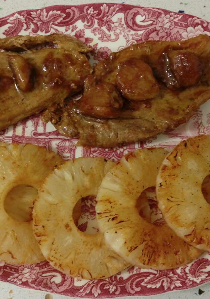 Una foto de Solomillo al ajo con piña asada