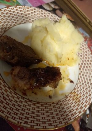 Una foto de Carne a la cacerola con puré de papas