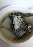 電鍋燉蘿蔔烏骨雞湯