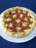 Torta salata con porro pomodorini e mozzarelline