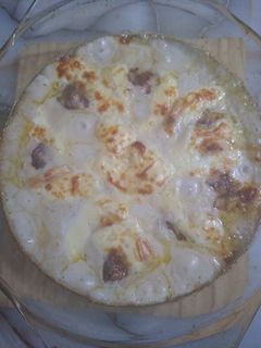 Una foto de Albóndigas con salsa blanca y papas al horno
