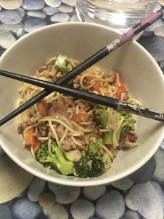 Una foto de Wok de fideos orientales