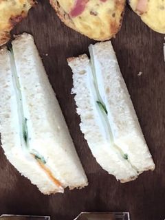 Une photo de Mini sandwich concombre 🥒 fromage frais surimi
