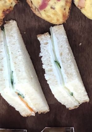 Une photo de Mini sandwich concombre 🥒 fromage frais surimi