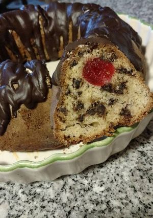 Una foto de Budín de cerezas al marrasquino y chocolate