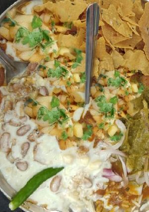आलू राजमा चाट (Aloo rajma chaat recipe in Hindi) रेसिपी मुख्य फोटो