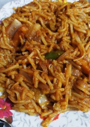 હક્કા નુડલ્સ(hakka noodles recipe in Gujarati) રેસીપી મુખ્ય ફોટો