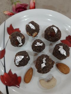 रागी लड्डू (Ragi ladoo recipe in hindi) रेसिपी मुख्य फोटो