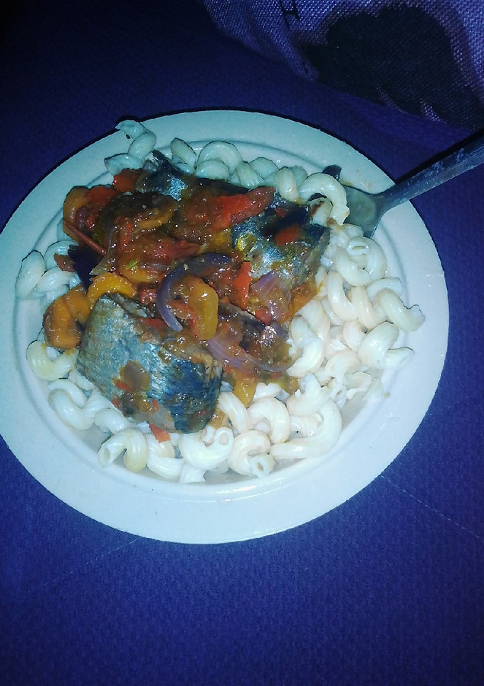 A picture of Macaroni with fish source.