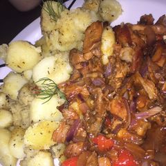 A picture of Partially fry potatoes with chicken sauce.