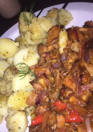 A picture of Partially fry potatoes with chicken sauce.