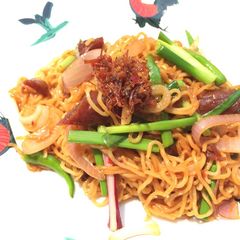 A picture of Spicy Mee Goreng With Onion And Chinese Sausage.