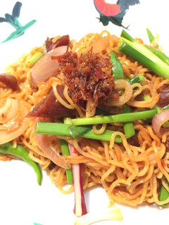 A picture of Spicy Mee Goreng With Onion And Chinese Sausage.