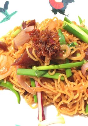 A picture of Spicy Mee Goreng With Onion And Chinese Sausage.