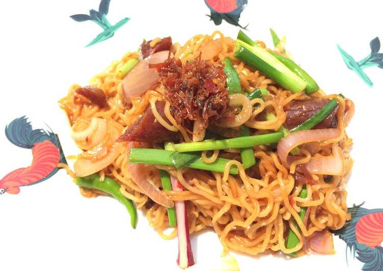 How to Prepare Homemade Spicy Mee Goreng With Onion And Chinese Sausage