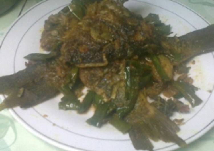Cara Menyiapkan ikan Mas pasak kacang panjang yang Lezat