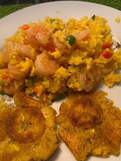 Una foto de Arroz con camarones y patacones