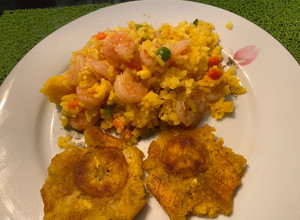 Una foto de Arroz con camarones y patacones