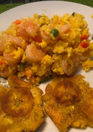 Una foto de Arroz con camarones y patacones