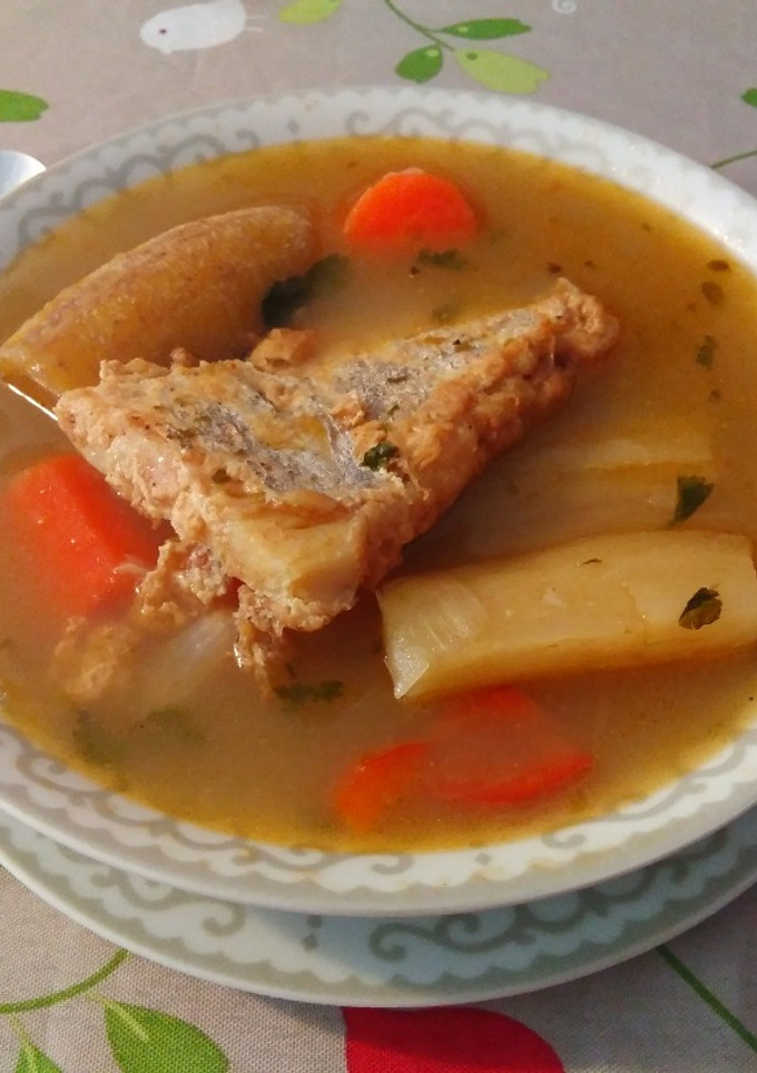 Una foto de Sopa hondureña de tortas de pescado