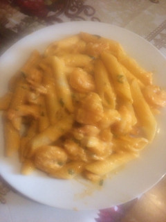Una foto de Penne al brandy con camarones