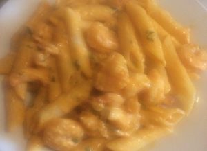 Una foto de Penne al brandy con camarones