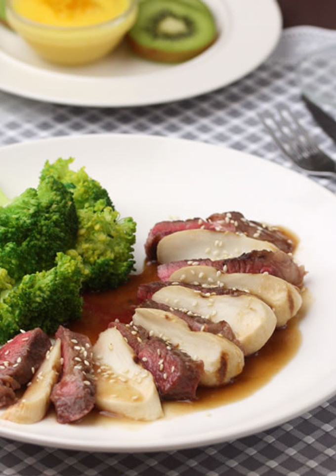 【家樂福廚房】低熱量乾煎牛菇雙排 的食譜成品照片