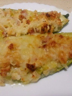 Una foto de Calabacín relleno de pollo y bacon con bechamel