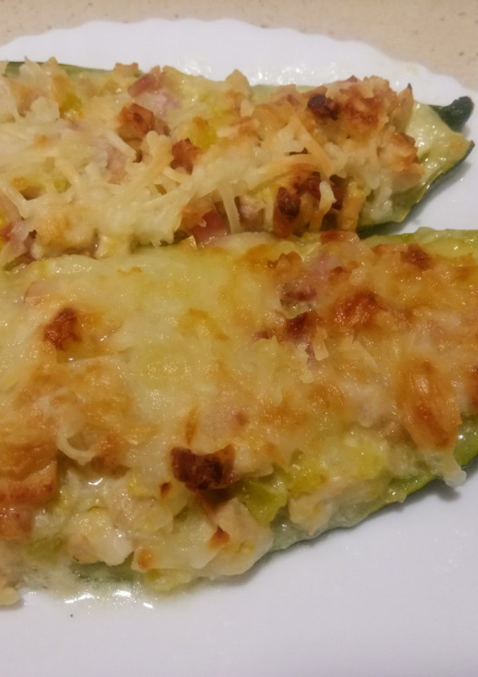 Una foto de Calabacín relleno de pollo y bacon con bechamel